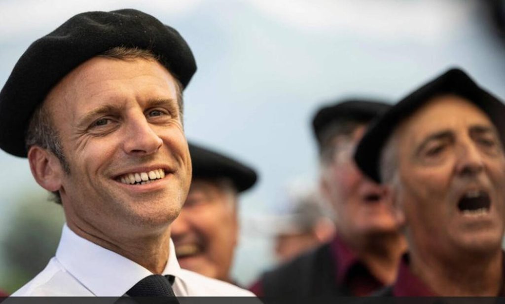 Ε.Μακρόν: Έβαλε μπερέ και τραγούδησε παραδοσιακά τραγούδια με βοσκούς στα Πυρηναία (βίντεο)