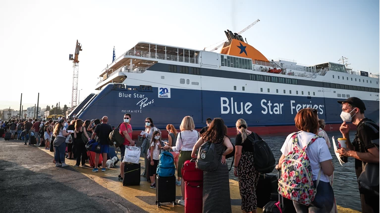 Όπου «φύγει φύγει»: Την Παρασκευή αναχώρησαν από το λιμάνι του Πειραιά 23.564 επιβάτες
