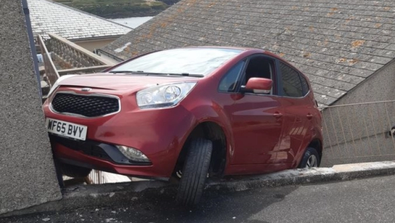 Αγγλία: Αυτοκίνητο σφήνωσε σε δύο κτήρια και έμεινε στον αέρα