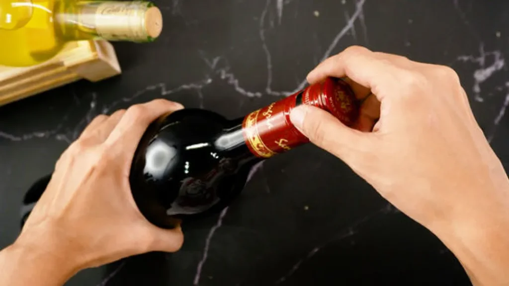 Δείτε πώς να ανοίξετε ένα μπουκάλι κρασί με το κλειδί σας (βίντεο)