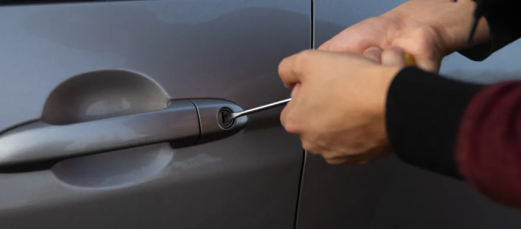 Η νέα μόδα στις κλοπές αυτοκίνητων – Πως παρασύρουν ηλικιωμένους