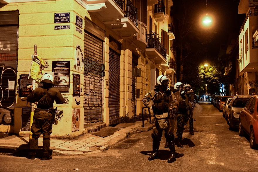 Σκηνικό έντασης στα Εξάρχεια – Δεκάδες προσαγωγές