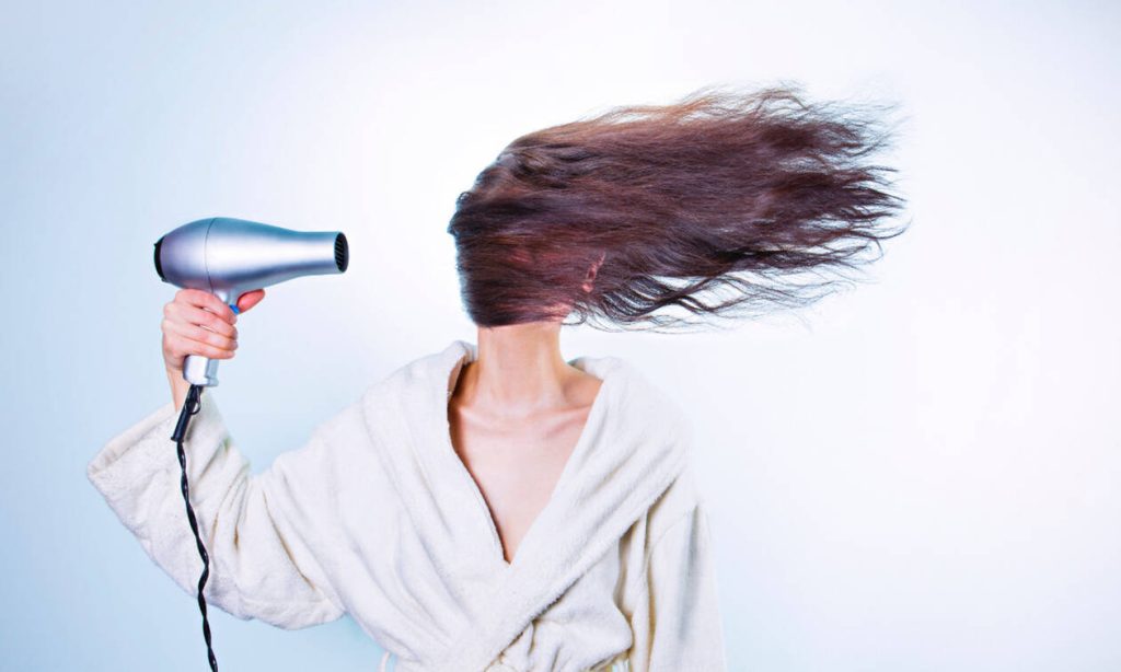 Αυτό είναι το μεγαλύτερο λάθος που κάνετε όταν στεγνώνετε τα μαλλιά σας με πιστολάκι