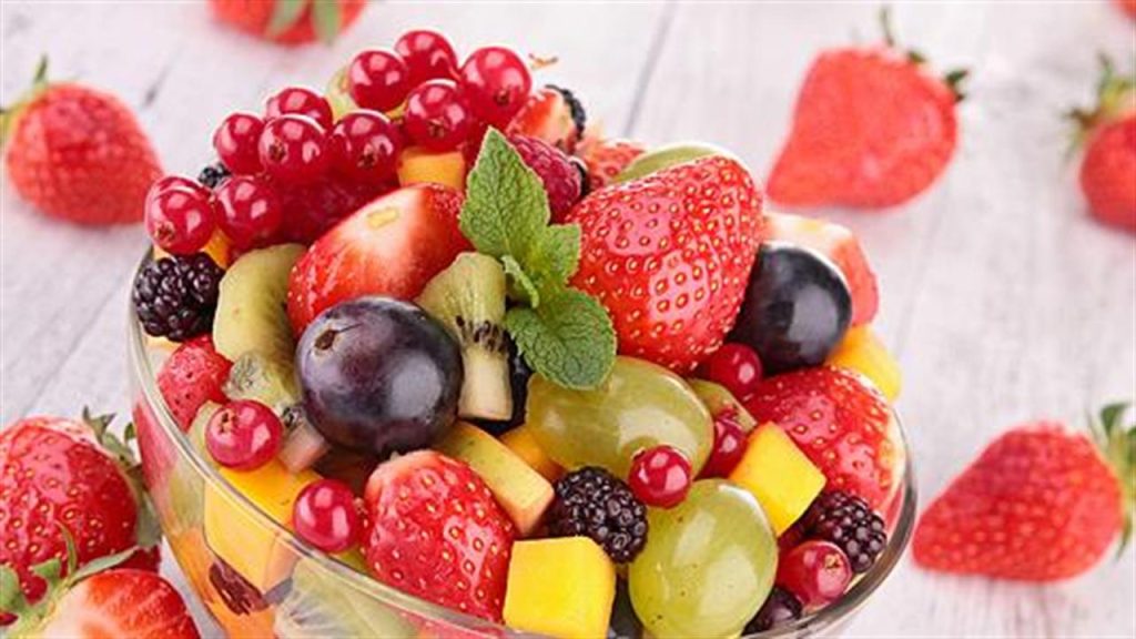 «Χτυπούν» κόκκινο στις θερμίδες: Τα καλοκαιρινά φρούτα που πρέπει να καταναλώνετε με μέτρο