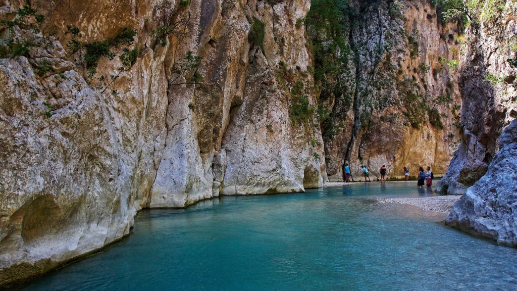 Αχέροντας: Στο νοσοκομείο 45χρονος Σέρβος που τραυματίστηκε στο κεφάλι από αποκόλληση βράχου