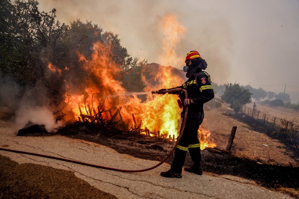 Μαίνεται η φωτιά στη Μεσσηνία: Εκκενώνεται η Χρυσοκελλαριά (βίντεο)
