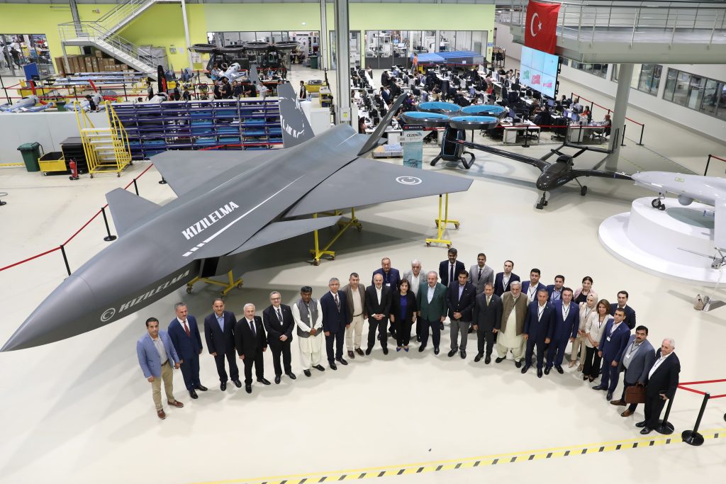 Το  νέο τουρκικό αεριωθούμενο UAV MIUS είδαν αξιωματούχοι του Αζερμπαϊτζάν και του Πακιστάν