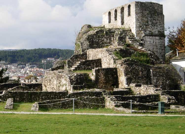 Ιωάννινα: Μια 14χρονη έπεσε σε βάθος 2,5 μέτρων στην περιοχή του Kάστρου