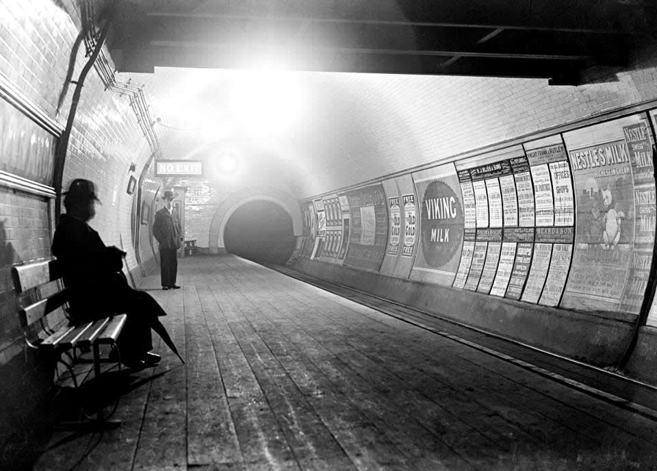 Λονδίνο: Η φωτογραφία από τον σταθμό του Μετρό με διαφορά 157 χρόνων!