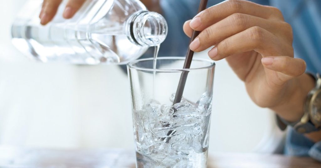 Είναι επικίνδυνο να πίνετε παγωμένο νερό όταν νιώθετε μεγάλη ζέστη; – Tι λένε οι ειδικοί