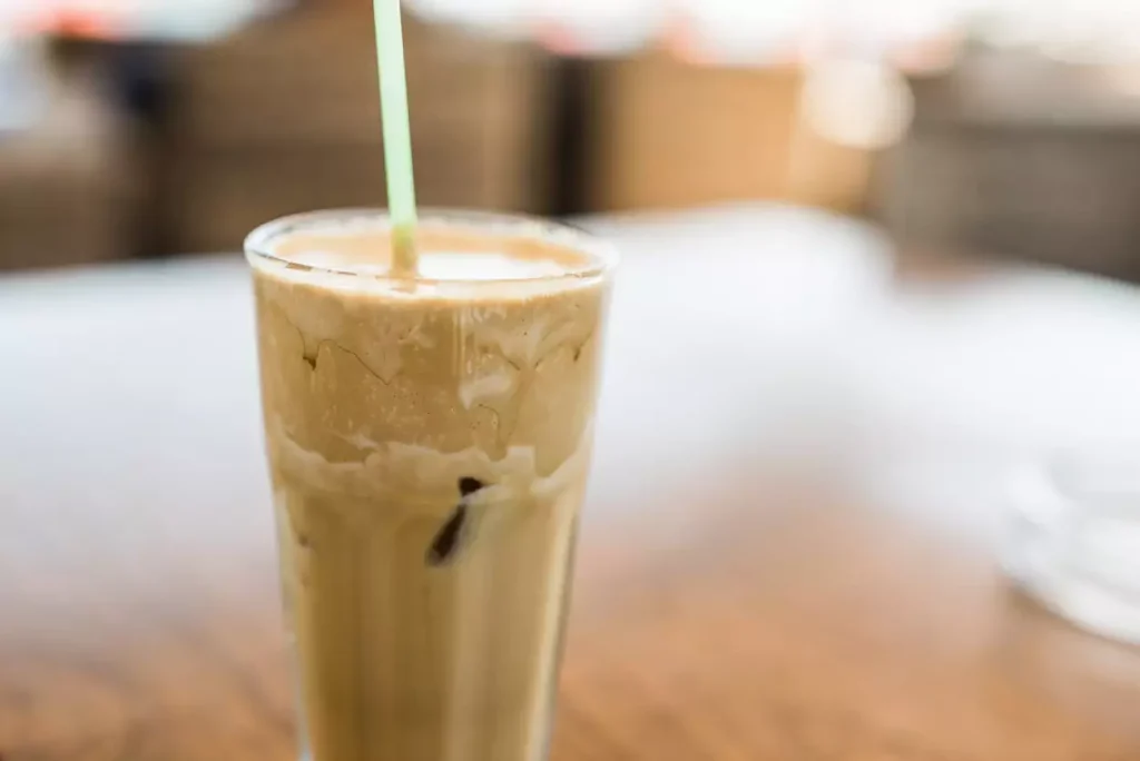 Πώς γεννήθηκε ο φραπέ που αγαπήσαμε – Οι παραλλαγές και τα οφέλη του