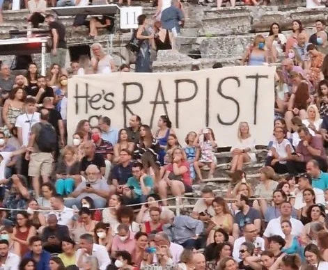 Επίδαυρος: Νέο πανό κατά του Δημήτρη Λιγνάδη υπενθυμίζοντας σε όλους ότι είναι βιαστής