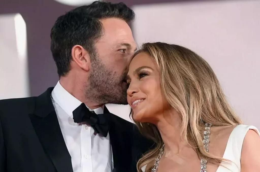 Πιο ερωτευμένοι από ποτέ: Τα καυτά φιλιά της Τ.Λόπεζ με τον Μ.Άφλεκ (βίντεο)