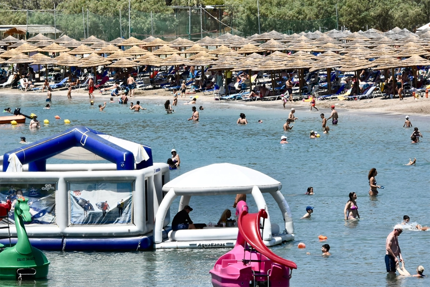 Καύσωνας: «Ξεχύθηκαν» στις παραλίες οι Αθηναίοι που δεν έχουν πάρει… τα νησιά (φωτο)