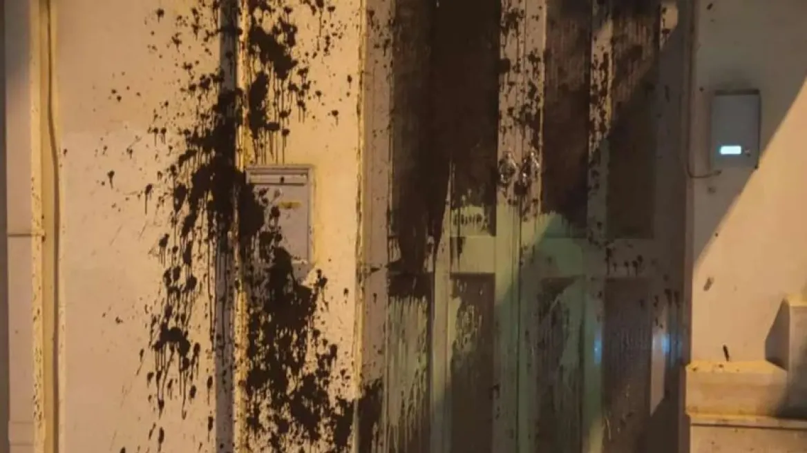 Άγνωστοι πέταξαν μπογιές στο πολιτικό γραφείο του Βασίλη Διγαλάκη στα Χανιά