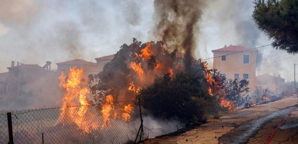 Πύρινος εφιάλτης στη Λέσβο: Συγκλονιστικές οι μαρτυρίες των κατοίκων μετά την εκκένωση στη Βρίσα (βίντεο)