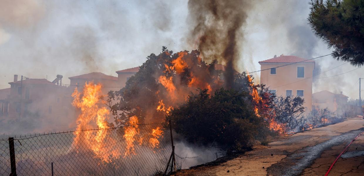Πύρινος εφιάλτης στη Λέσβο: Συγκλονιστικές οι μαρτυρίες των κατοίκων μετά την εκκένωση στη Βρίσα (βίντεο)