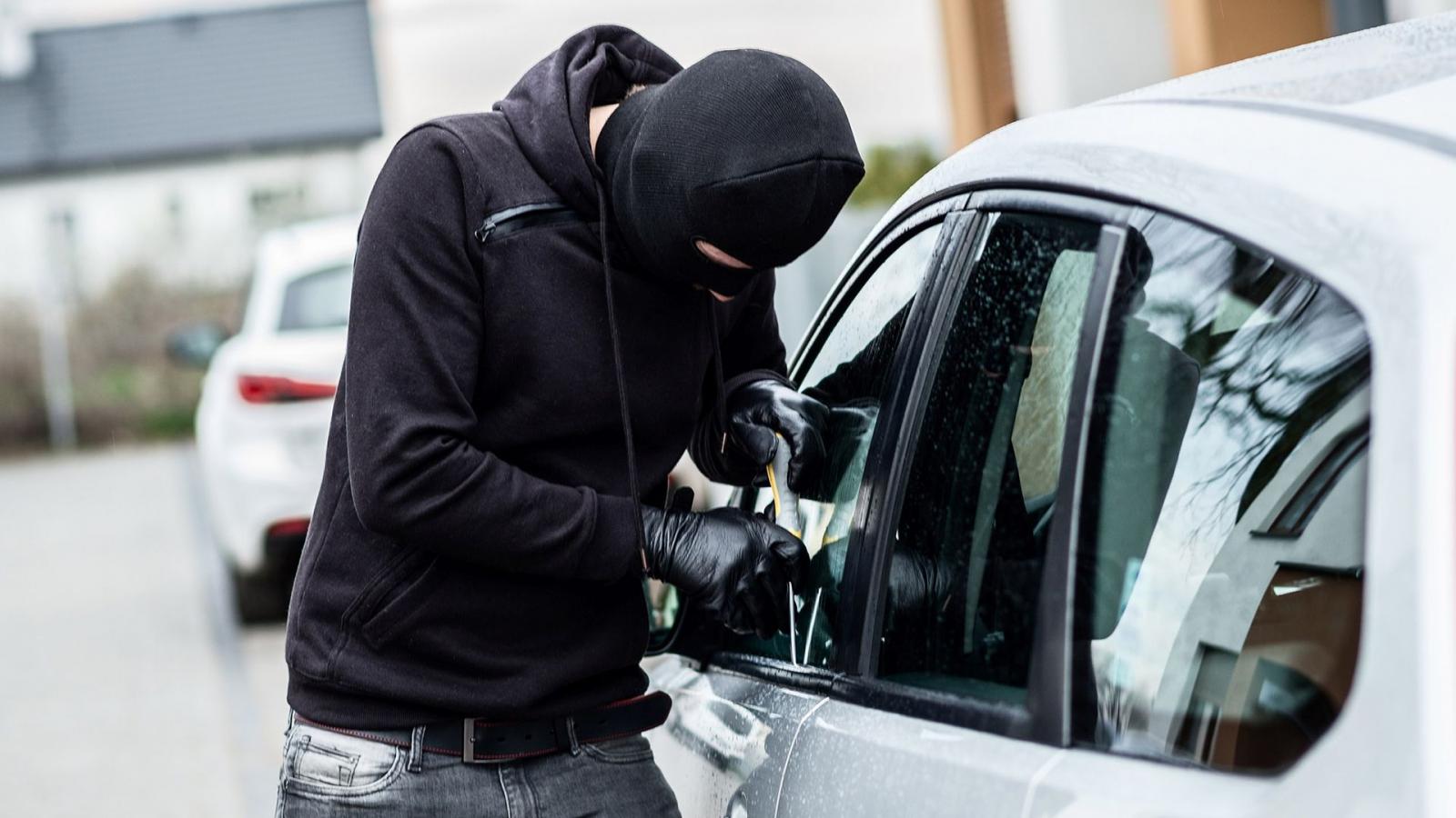 Λακωνία: Νεαροί «άνοιγαν» οχήματα λουόμενων – Η λεία τους ξεπερνά τις 20.000 ευρώ!