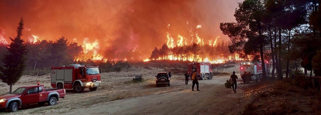 Μεγάλη αναζωπύρωση της φωτιάς στη Δαδιά – Εκκενώνεται το χωριό