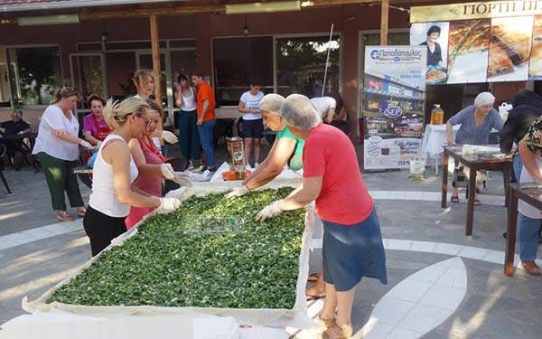 «Γιορτή της Πίτας» στα Γιάννενα: Τεράστια χορτόπιτα έφτιαξαν οι Γιαννιώτισσές 