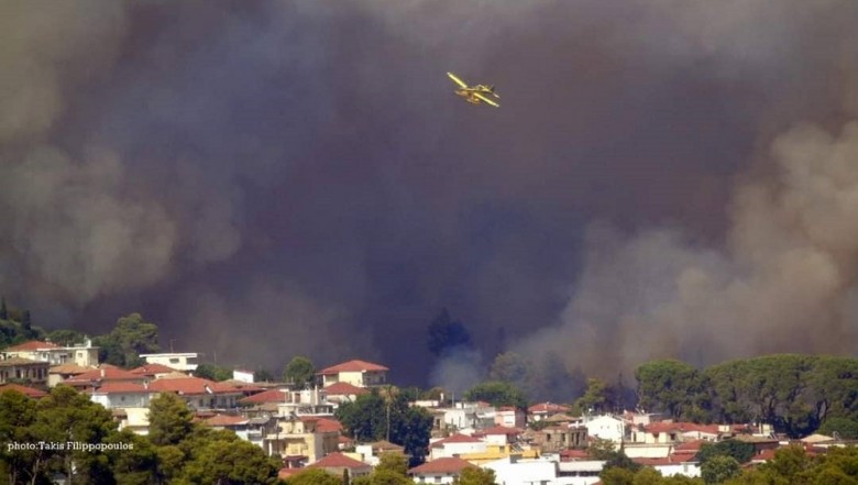Ανεξέλεγκτη η φωτιά στη Κρέστενα – Καίγονται σπίτια στη Σκιλλουντία – Εκκενώνεται η κατασκήνωση στη Φρίξα