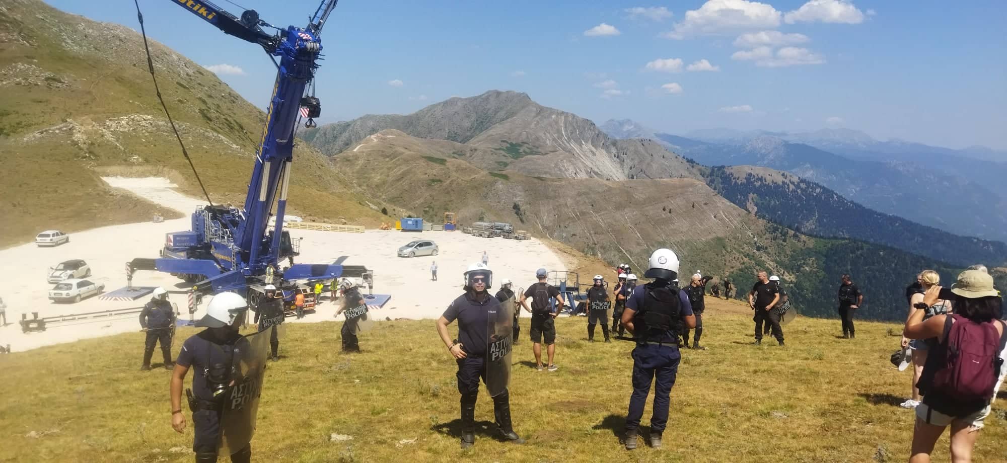 Καταστρέφουν τα  Άγραφα: Ενώ  καίγεται η χώρα η κυβέρνηση στέλνει ΜΑΤ για να στήσει ανεμογεννήτριες