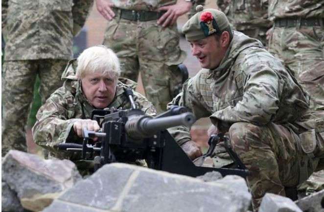 Μπόρις Τζόνσον: Φόρεσε τα χακί σε εκπαίδευση ρίψης χειροβομβίδας μαζί με Ουκρανούς (βίντεο)