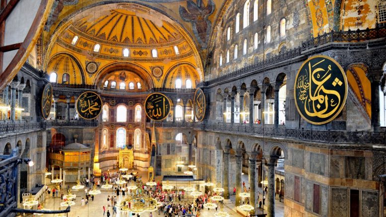 Τούρκος ιστορικός: «Η Αγία Σοφία πρέπει να κλείσει για ένα διάστημα για αποκατάσταση γιατί καταστρέφεται»