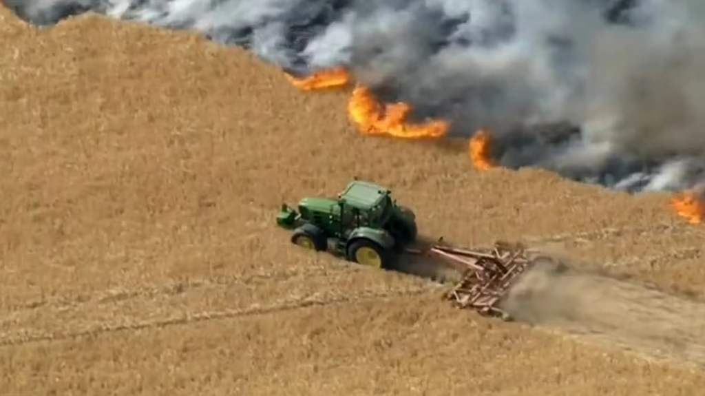 Αγγλία: Η στιγμή που αγρότης γλίτωσε οικισμό από καταστροφή από την πύρινη λαίλαπα