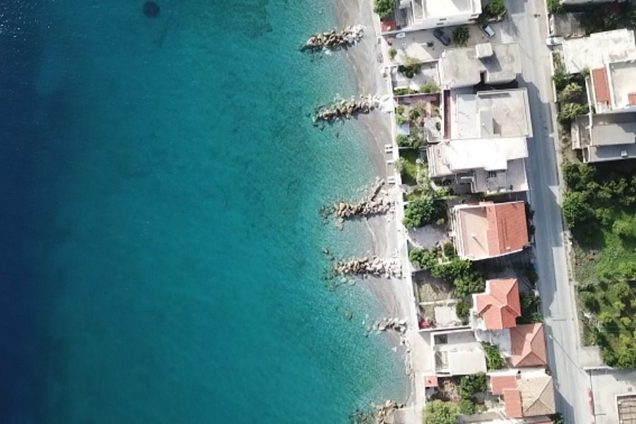Το… Μαϊάμι της Ελλάδας: Το κάθε σπίτι έχει τη δική του παραλία