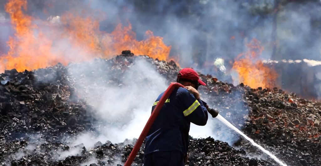 Μεγάλη φωτιά στη Ζωφριά Αττικής στο Ποικίλο Όρος: Επιχειρούν εναέρια μέσα – Καίει κοντά σε σπίτια