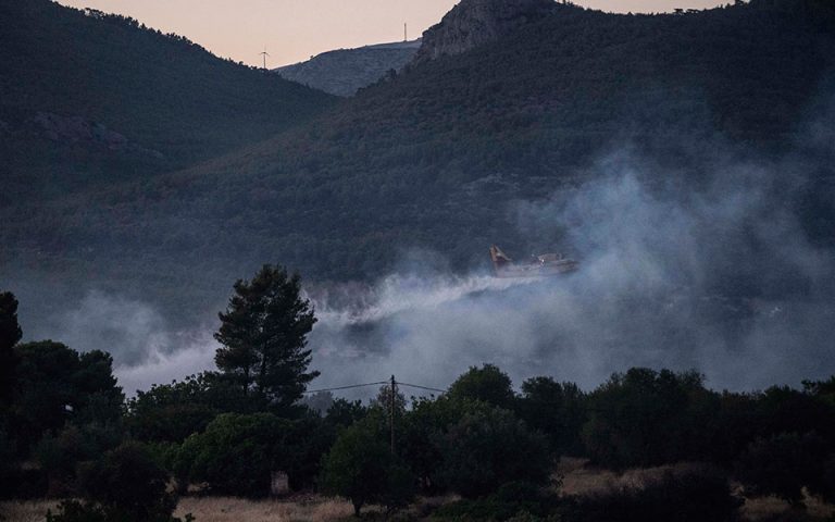 Φωτιά στη Δαδιά: Εκκενώθηκε το μοναστήρι – Αναμένεται να ενταθούν οι άνεμοι