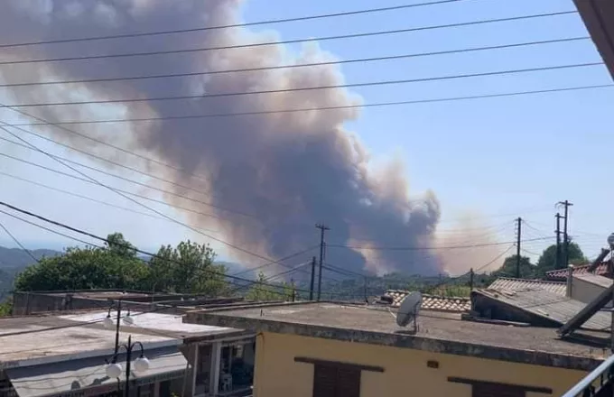 Φωτιά στην Ηλεία: Ανεξέλεγκτη η πυρκαγιά στα Μακρίσια – Απειλούνται σπίτια