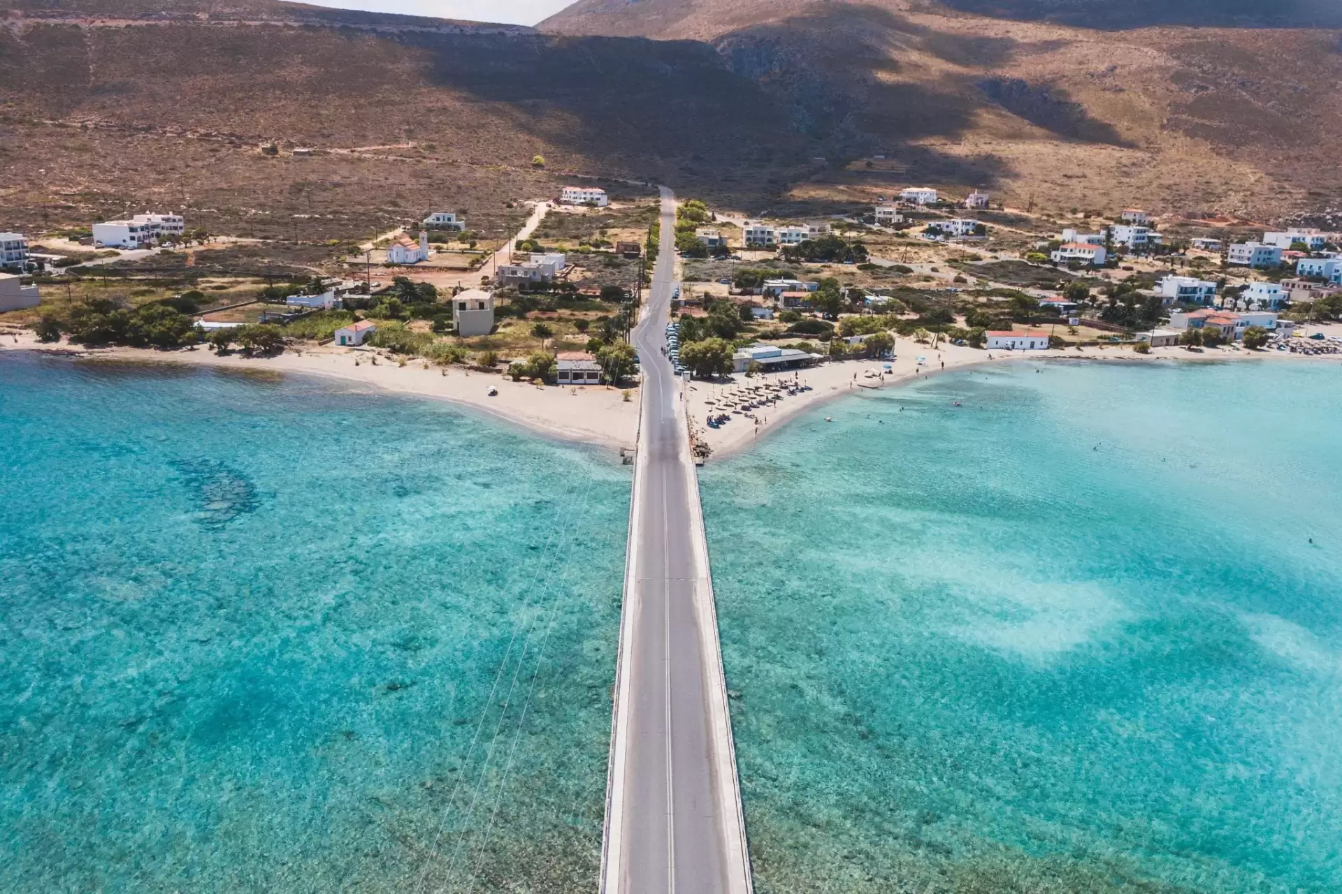 Κύθηρα: Η σμαραγδένια παραλία με την λευκή άμμο και το ναυάγιο που θα σας εντυπωσιάσουν