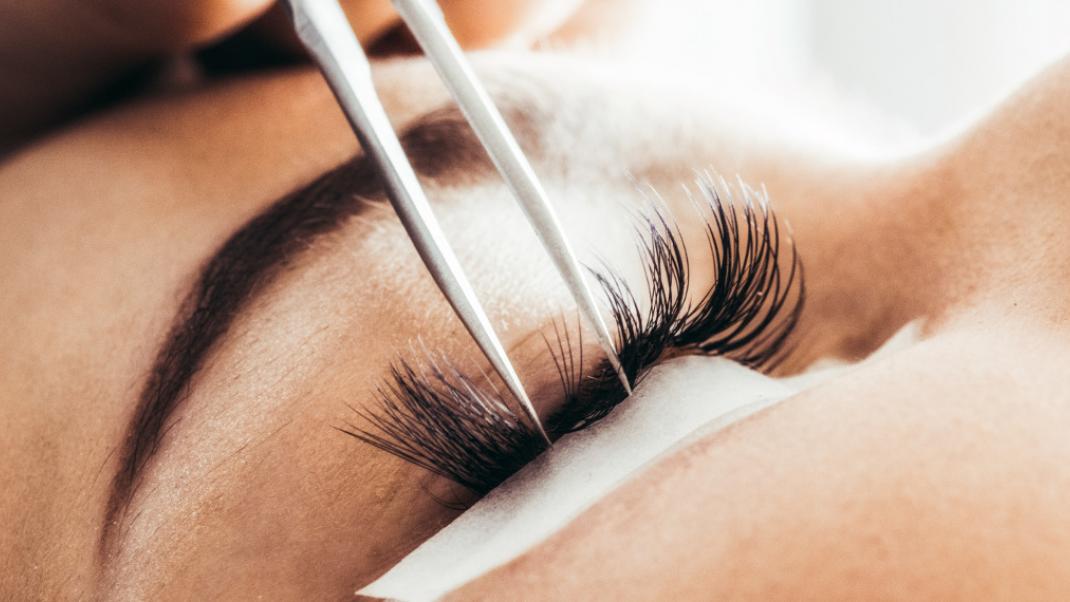 Ψεύτικες βλεφαρίδες: Τι μπορείτε να πάθετε και πώς να προστατευθείτε