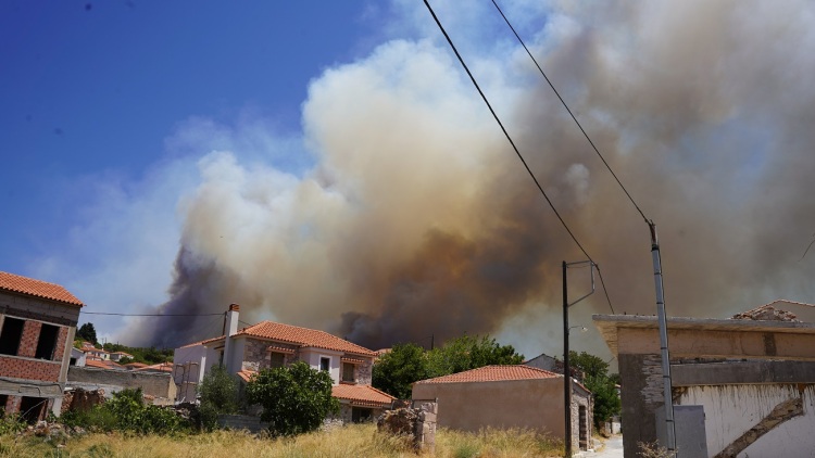 Μαίνεται η φωτιά στη Λέσβο: Εκκενώνεται το χωριό Σταυρός – Απομακρύνθηκαν 160 κάτοικοι από τη Βρίσα