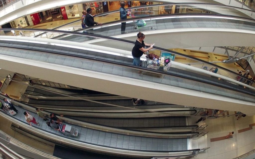 Η κυβέρνηση της Γαλλίας θα υποχρεώσει τα κλιματιζόμενα καταστήματα να έχουν κλειστές τις πόρτες τους – Ποιο το πρόστιμο