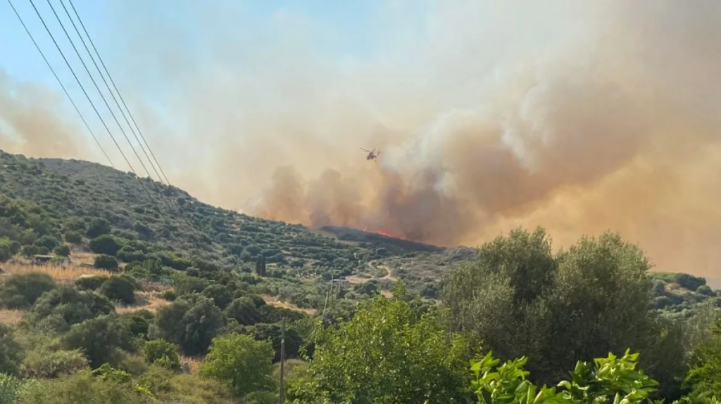 Σηκώθηκαν ξανά τα εναέρια για το Ακριτοχώρι – Επιχειρούν 4 αεροσκάφη και ένα ελικόπτερο