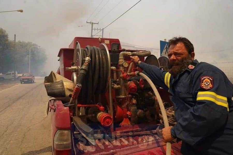 Φωτιά στη Λέσβο: Iερείς έβγαλαν τα ράσα και έπιασαν τη μάνικα