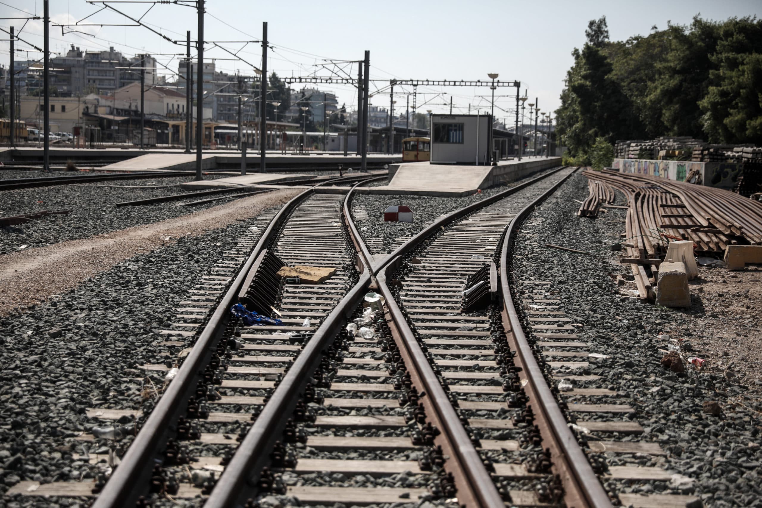 Θήβα: Ακρωτηριάστηκε 45χρονος Ρομά στις γραμμές του τρένου