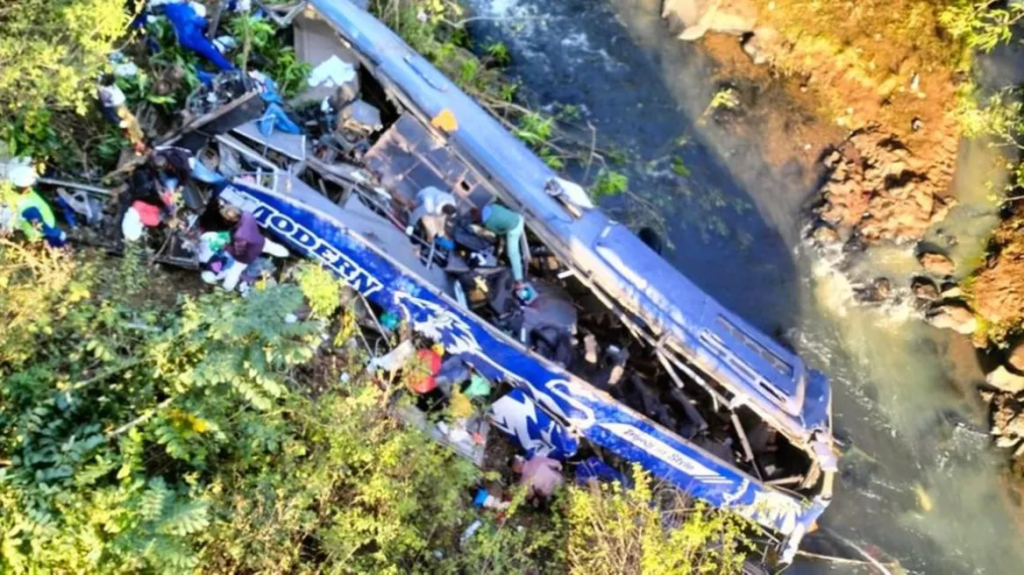 Κένυα: Τουλάχιστον 34 οι νεκροί από την πτώση λεωφορείου από γέφυρα