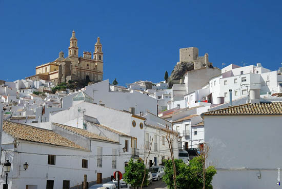 Ισπανία: H κατάλευκη και γραφική Olvera που «μαγνητίζει» τα βλέμματα