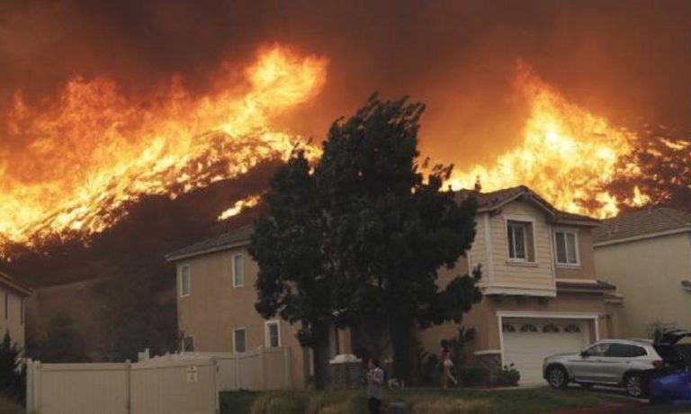 Καλιφόρνια: Σε εξέλιξη η μεγαλύτερη ενεργή πυρκαγιά στις ΗΠΑ – Εξαπλώνεται γρήγορα