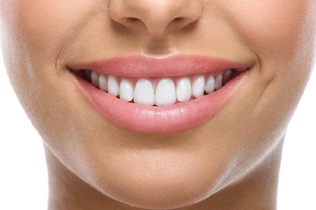 Αυτές είναι οι πέντε καλοκαιρινές συνήθειες που βλάπτουν τα δόντια σας