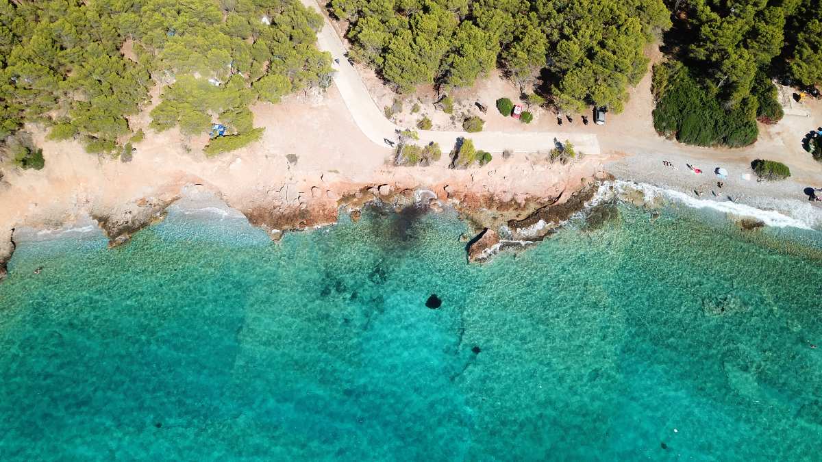 Αγκίστρι: Η γαλαζοπράσινη ειδυλλιακή παραλία του που θα θέλεις να επιστρέφεις!