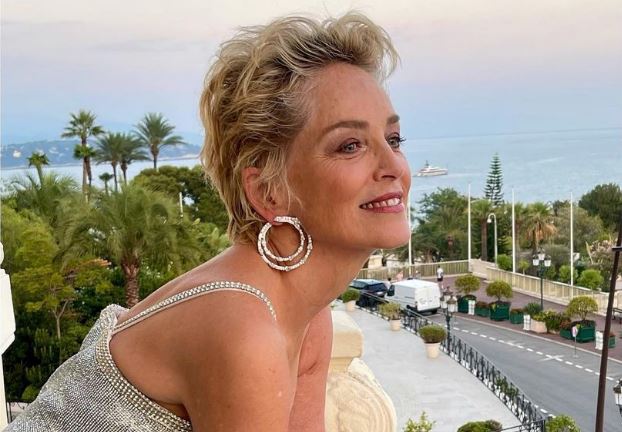 Σάρον Στόουν: Ποζάρει τόπλες στο Instagram και ο ανδρικός πληθυσμός «παραληρεί»