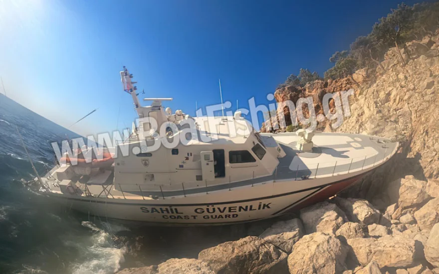 Αττάλεια: Σκάφος της τουρκικής Ακτοφυλακής προσέκρουσε σε βράχια (φωτο)