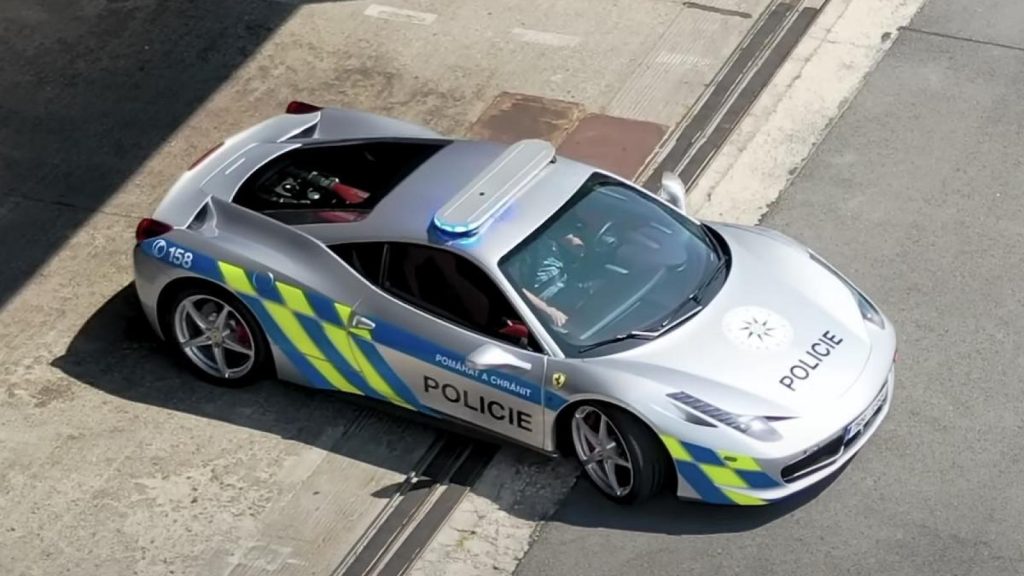 Τσεχία: Με Ferrari κυκλοφορούν οι αστυνομικοί – Πανίσχυρο όπλο στη μάχη κατά του εγκλήματος (βίντεο)