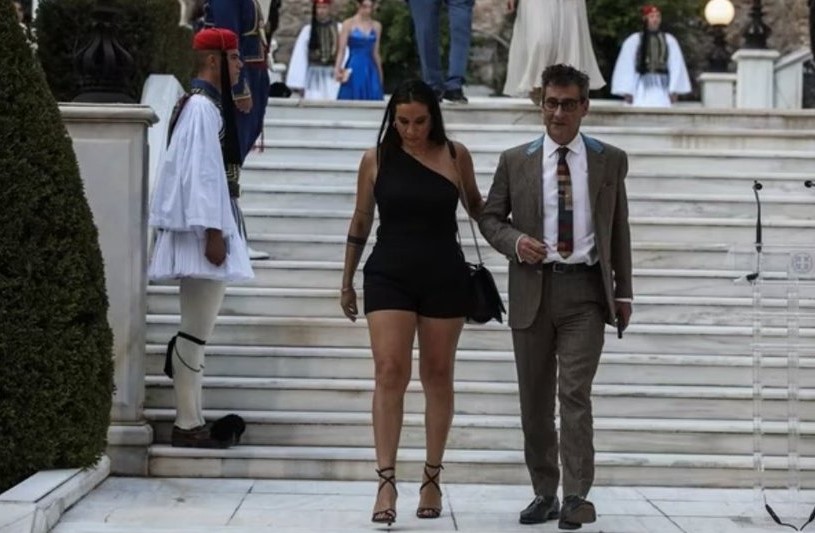 Ο.Ανδρεαδάκης: «Θλίβεται για τη σεξιστική επίθεση» στη σκηνοθέτη E.Καλογηροπούλου για το σορτς