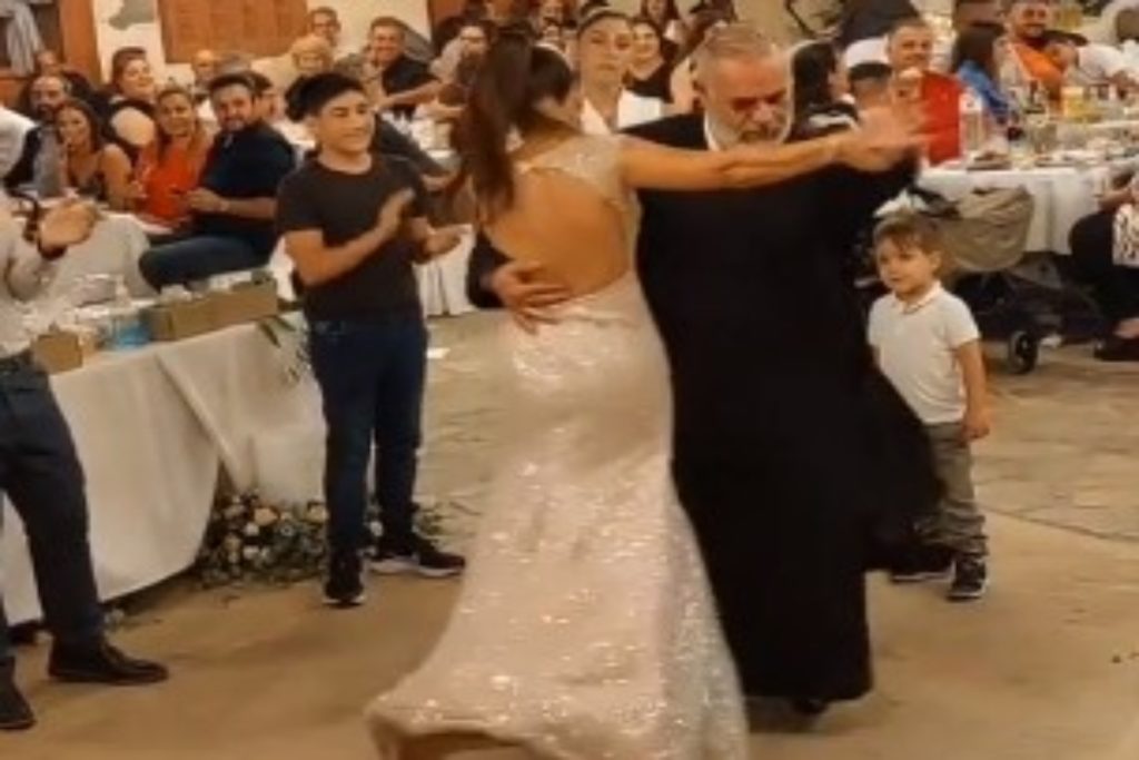 Κρήτη: Ο πάτερ του χωριού έκλεψε την παράσταση – Χόρεψε με τη νύφη  (βίντεο)